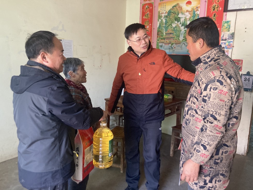 1月24日，市機關事務管理服務中心赴樅陽縣湯溝鎮(zhèn)新農村開展“冬日暖陽”主題活動.jpg