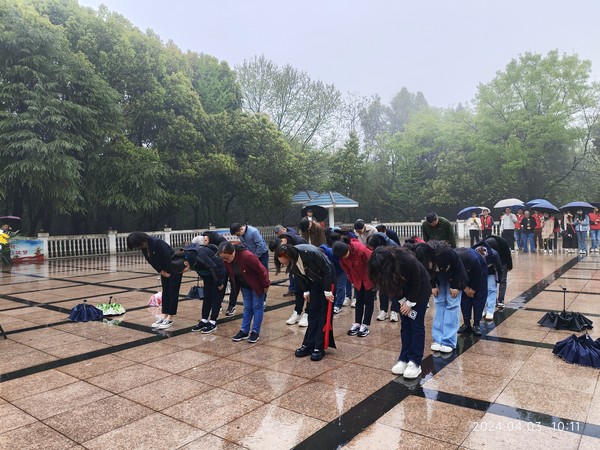 1.市財(cái)政局機(jī)關(guān)第四、第五黨支部聯(lián)合國(guó)網(wǎng)銅陵供電公司財(cái)務(wù)資產(chǎn)部黨支部開(kāi)展“清明祭英烈”主題黨日活動(dòng).jpg