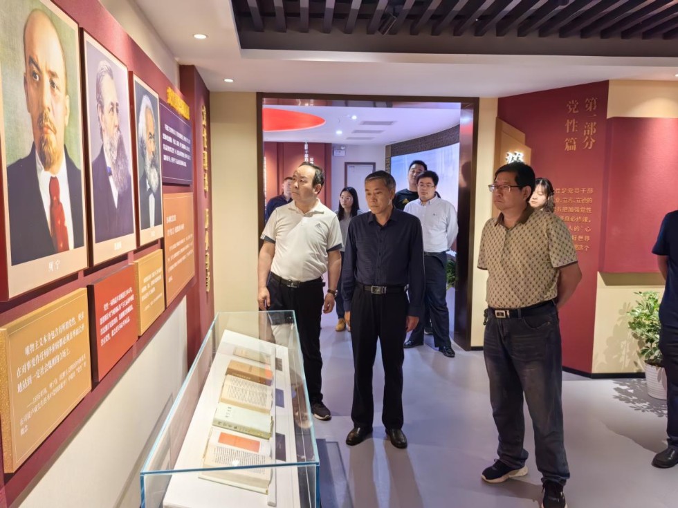 4.市委統(tǒng)戰(zhàn)部參觀銅陵市黨性黨風(fēng)黨紀(jì)教育館.jpg