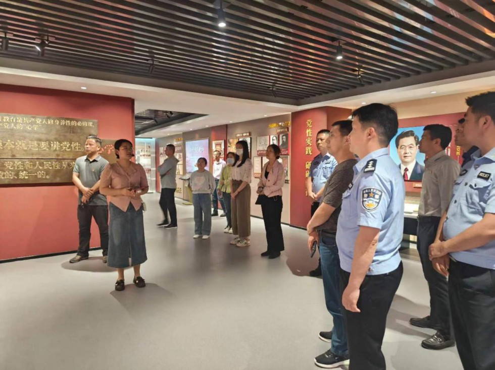7.市政府研究室組織參觀銅陵市黨性黨風黨紀教育館.jpg