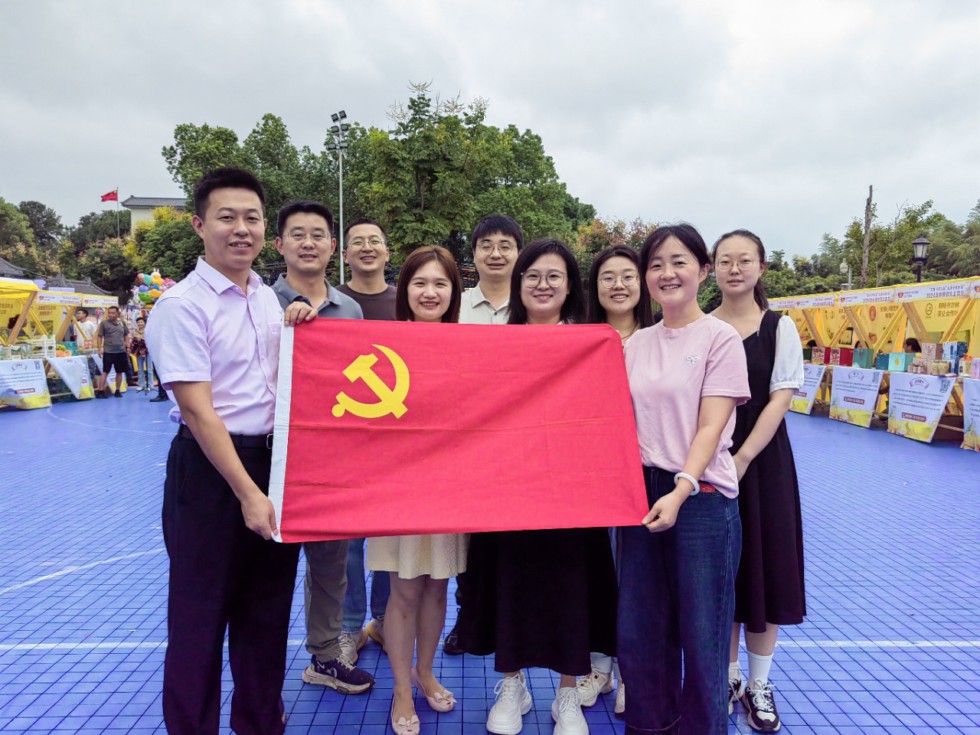 1.1市農(nóng)業(yè)農(nóng)村局機(jī)關(guān)第一黨支部開展喜迎金秋話豐收支部聯(lián)建助企忙黨日活動 - 副本.jpg